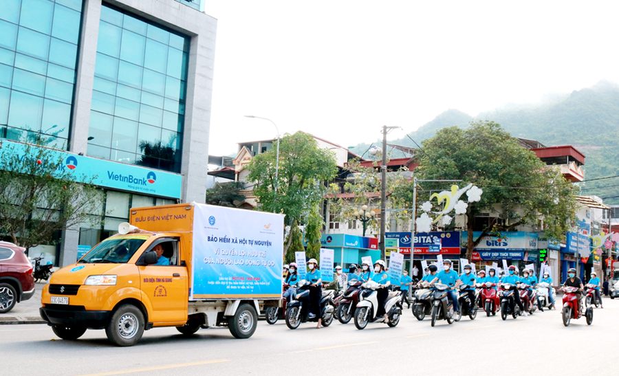 Diễu hành vận động nhân dân tham gia Bảo hiểm xã hội trên địa bàn thành phố Hà Giang.
