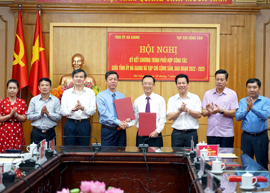Các đại biểu chứng kiến Ký kết chương trình phối hợp công tác giữa Tỉnh ủy Hà Giang và Tạp chí Cộng sản.
