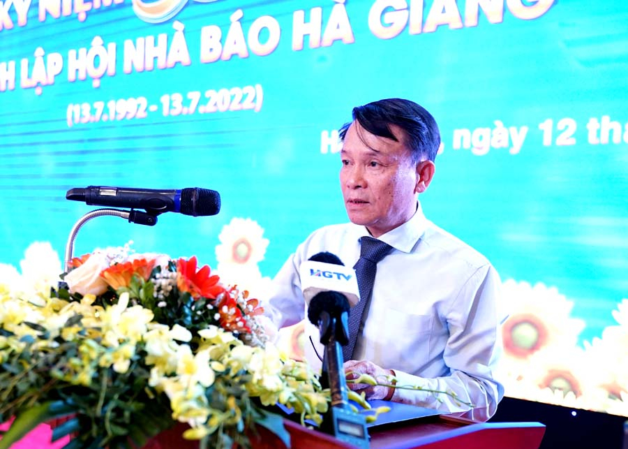 Phó chủ tịch Thường trực Hội Nhà báo Việt Nam Nguyễn Đức Lợi phát biểu tại buổi lễ.
