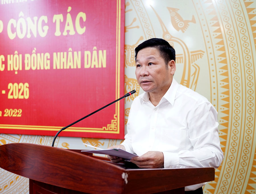 Phó Chủ tịch HĐND tỉnh Hoàng Văn Vịnh thông qua báo cáo của HĐND tỉnh tại buổi ký kết.
