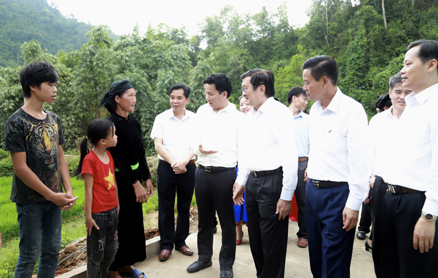 Nguyên Chủ tịch nước Trương Tấn Sang thăm hỏi, động viên các thành viên gia đình bà Khấu Thị Đẹp