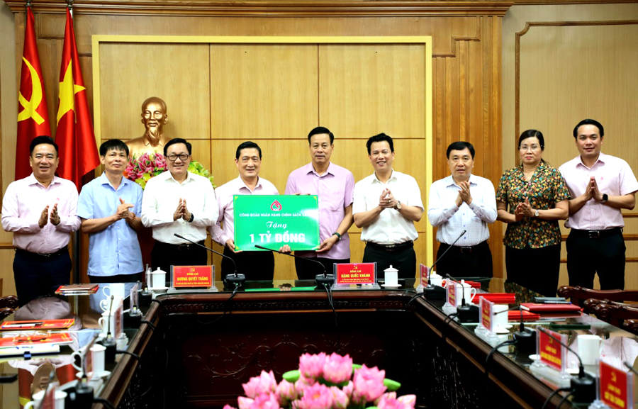 Công đoàn NHCSXH Việt Nam trao tặng 1 tỷ đồng cho Quỹ Khuyến học - Khuyến tài tỉnh Hà Giang.