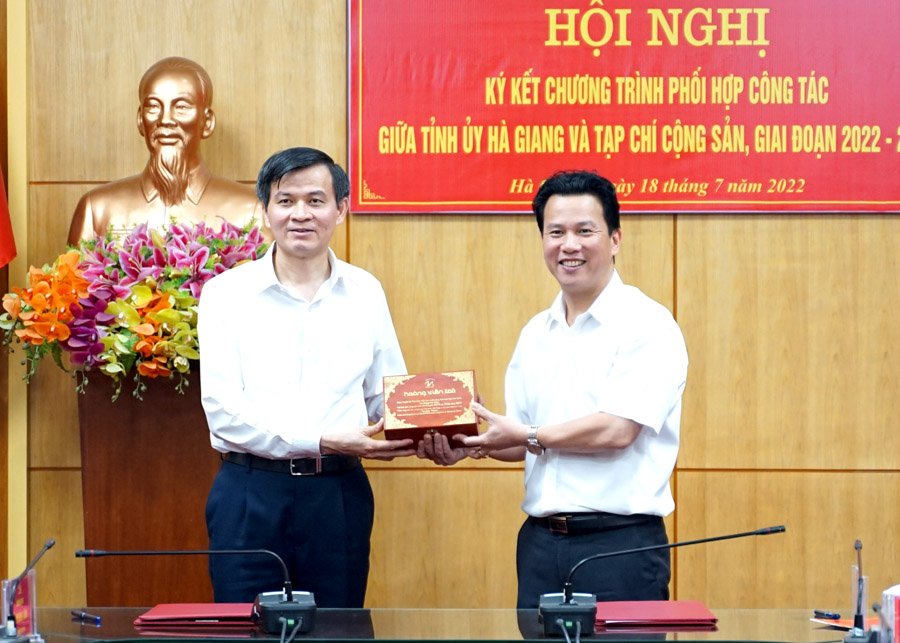 Bí thư Tỉnh ủy Hà Giang Đặng Quốc Khánh tặng quà Tổng biên tập Tạp chí Cộng sản Đoàn Minh Huấn.
