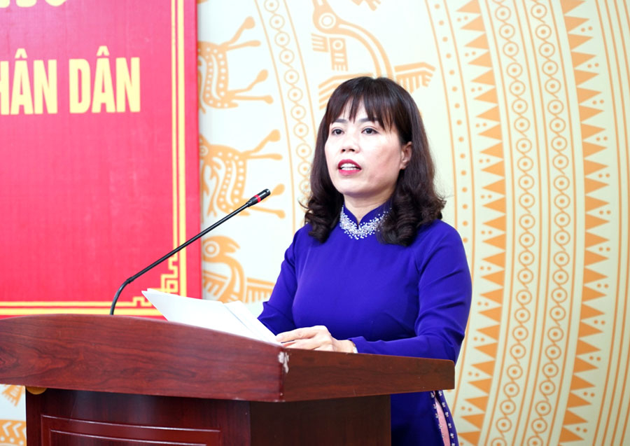 Phó Trưởng đoàn ĐBQH chuyên trách Lý Thị Lan thông qua báo cáo của Đoàn ĐBQH tỉnh tại buổi ký kết.
