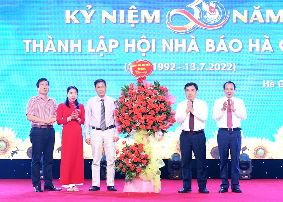 Các đồng chí lãnh đạo tỉnh tặng lẵng hoa chúc mừng Lễ kỷ niệm 30 năm Ngày thành lập Hội Nhà báo tỉnh Hà Giang.
