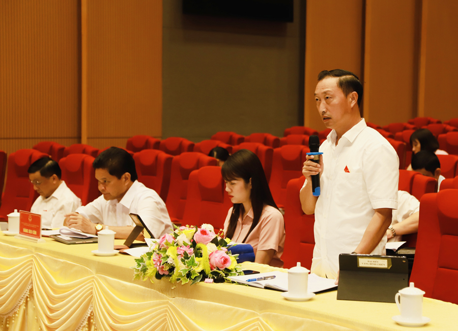 Đại biểu Vàng Đình Chiến, Bí thư Huyện ủy Hoàng Su Phì tổ đại biểu huyện Hoàng Su Phì thảo luận tại tổ 3

