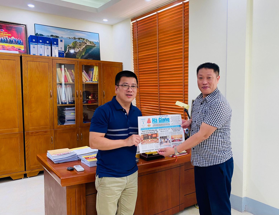Ông Nguyễn Trung Thu - Tổng Biên tập Báo Hà Giang (bên trái) tặng báo cho lãnh đạo Bản tin Thị trường Việt Nam 

