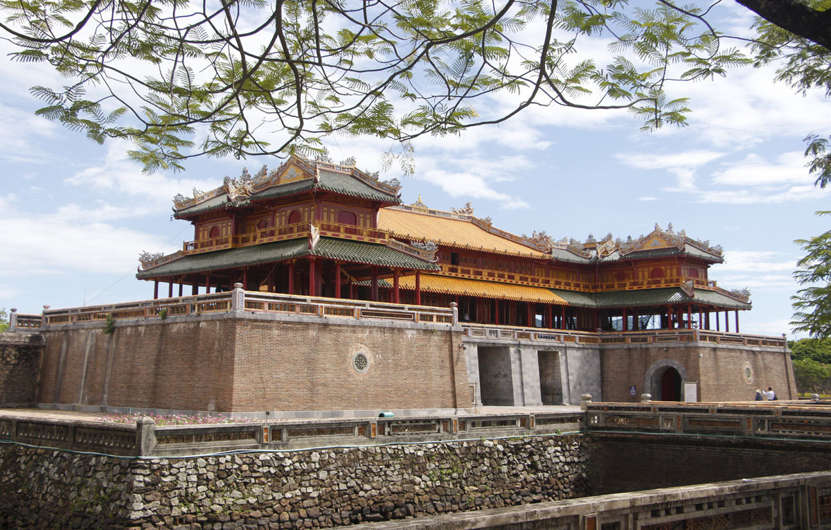 Kinh thành Huế là một trong số các di tích thuộc cụm Quần thể di tích Cố đô Huế được UNESCO công nhận là Di sản Văn hoá Thế giới. Đây còn được gọi là cố đô do từng là kinh đô của Việt Nam dưới triều Nguyễn từ 1805 đến 1945. Kinh thành được xây dựng trên một diện tích hơn 500 ha trong ba vòng thành theo thứ tự Kinh Thành, Hoàng Thành và Tử Cấm Thành. Vua Gia Long cho xây kinh thành từ năm 1805, đến năm 1832 dưới thời vua Minh Mạng mới hoàn thành. 