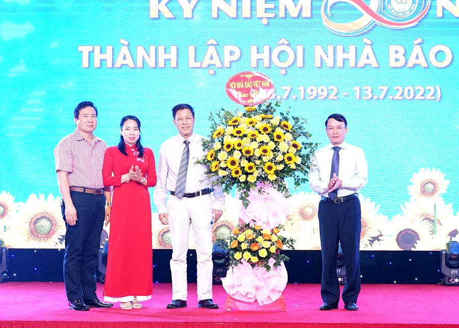 Lãnh đạo Hội Nhà báo Việt Nam tặng lẵng hoa chúc mừng Hội Nhà báo tỉnh Hà Giang.
