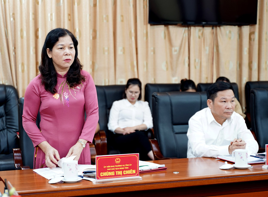 Phó Chủ tịch Thường trực HĐND tỉnh Chúng Thị Chiên phát biểu tại buổi ký kết.
