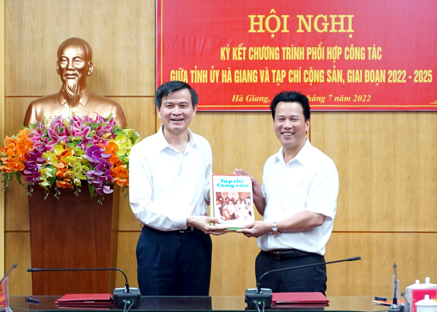 Tổng biên tập Tạp chí Cộng sản trao tặng các ấn phẩm của Tạp chí cho Bí thư Tỉnh ủy Đặng Quốc Khánh.
