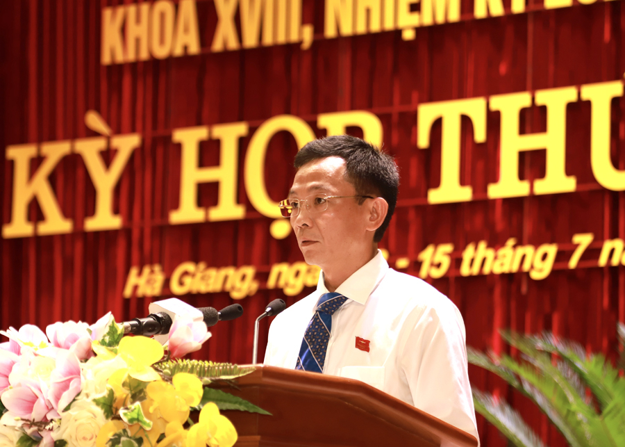 Trưởng ban Dân tộc HĐND tỉnh Bùi Quang Trí báo cáo kết quả tổng hợp ý kiến cử tri và giải quyết kiến nghị của cử tri
