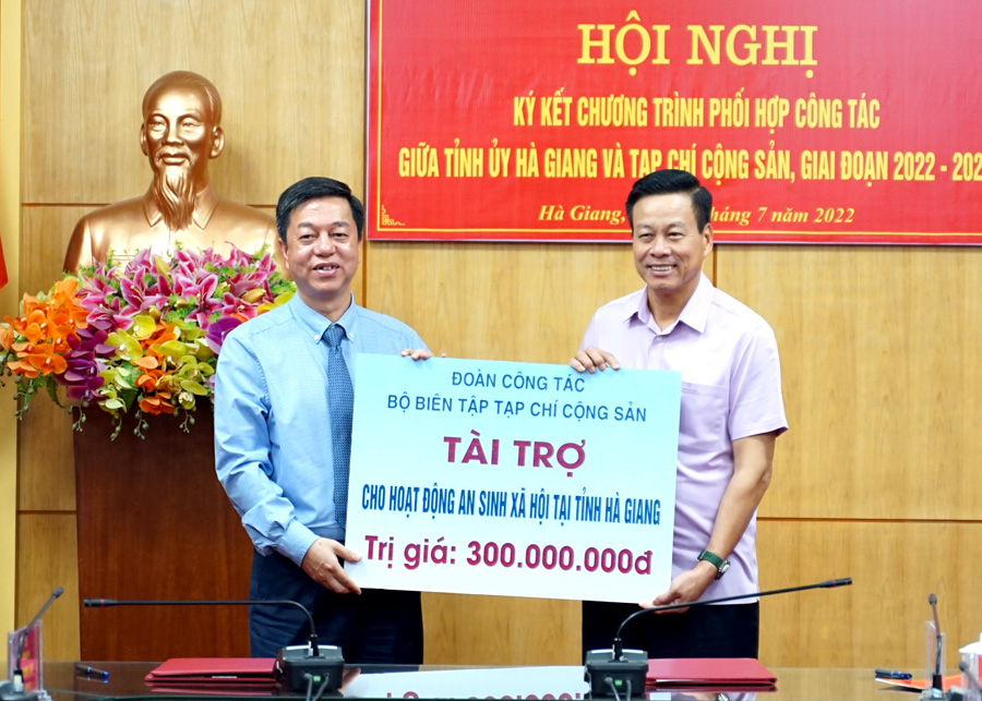 Chủ tịch UBND tỉnh Nguyễn Văn Sơn tiếp nhận 300 triệu đồng của Tạp chí Cộng sản tài trợ cho hoạt động an sinh xã hội tại tỉnh Hà Giang.
