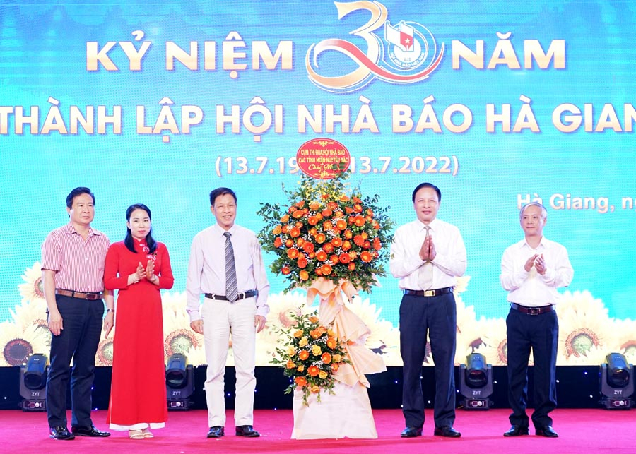 Hội Nhà báo các tỉnh trong khu vực tặng lẵng hoa chúc mừng Hội Nhà báo tỉnh Hà Giang.
