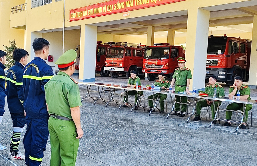 Đại tá Lục Thế Hưng, Phó Giám đốc Công an tỉnh dự, chỉ đạo buổi tổng duyệt.