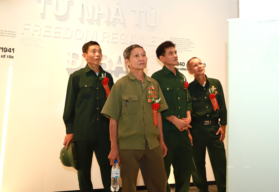Các cựu chiến binh huyện Bắc Mê tìm hiểu lịch sử Căng Bắc Mê tại Khu trưng bày, giới thiệu về Căng Bắc Mê 
