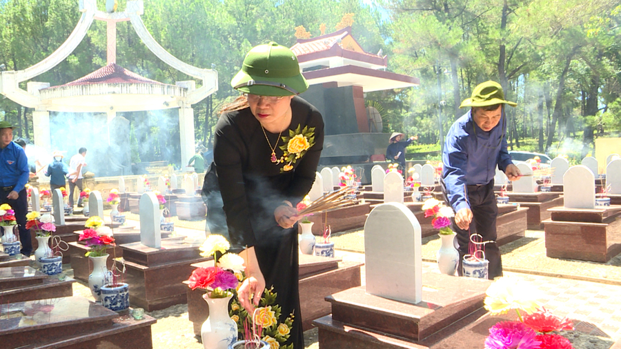 Đoàn đại biểu tỉnh Hà Giang thắp hương tại khu mộ Liệt sỹ tỉnh Tuyên Quang, Hà Giang tại Nghĩa trang Liệt sỹ Quốc gia Trường Sơn.
