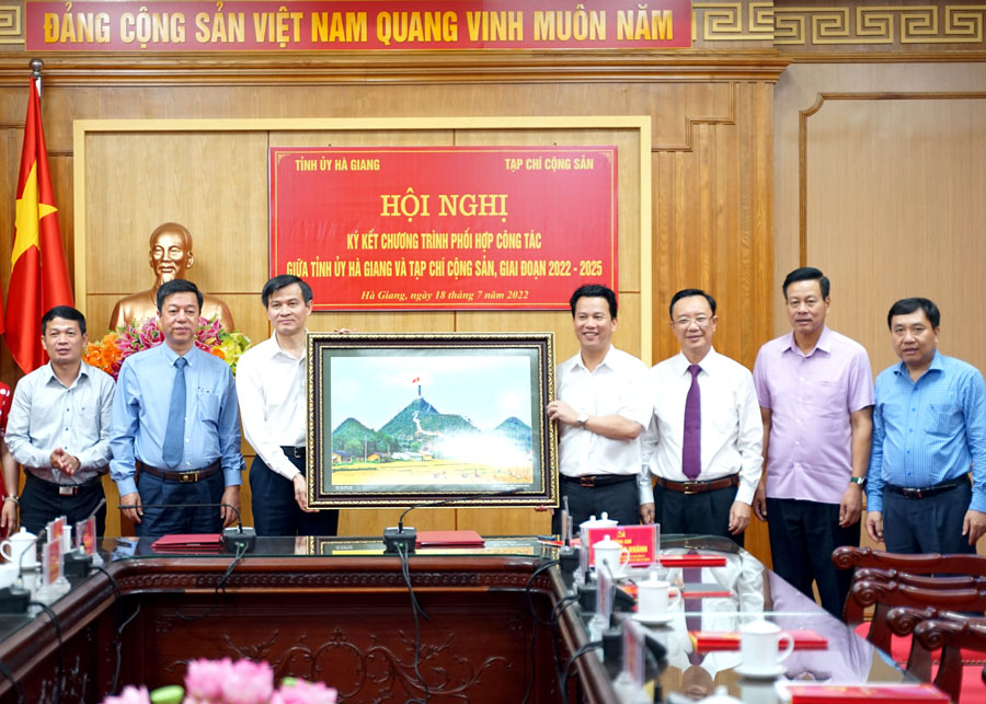 Các đồng chí lãnh đạo tỉnh tặng bức tranh Cột cờ Quốc gia Lũng Cú cho Đoàn công tác Tạp chí Cộng sản.
