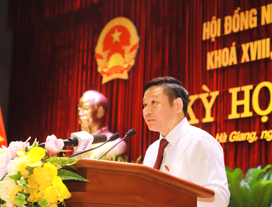 Phó Chủ tịch HĐND tỉnh Hoàng Văn Vịnh báo cáo kết quả hoạt động 6 tháng đầu năm của HĐND tỉnh
