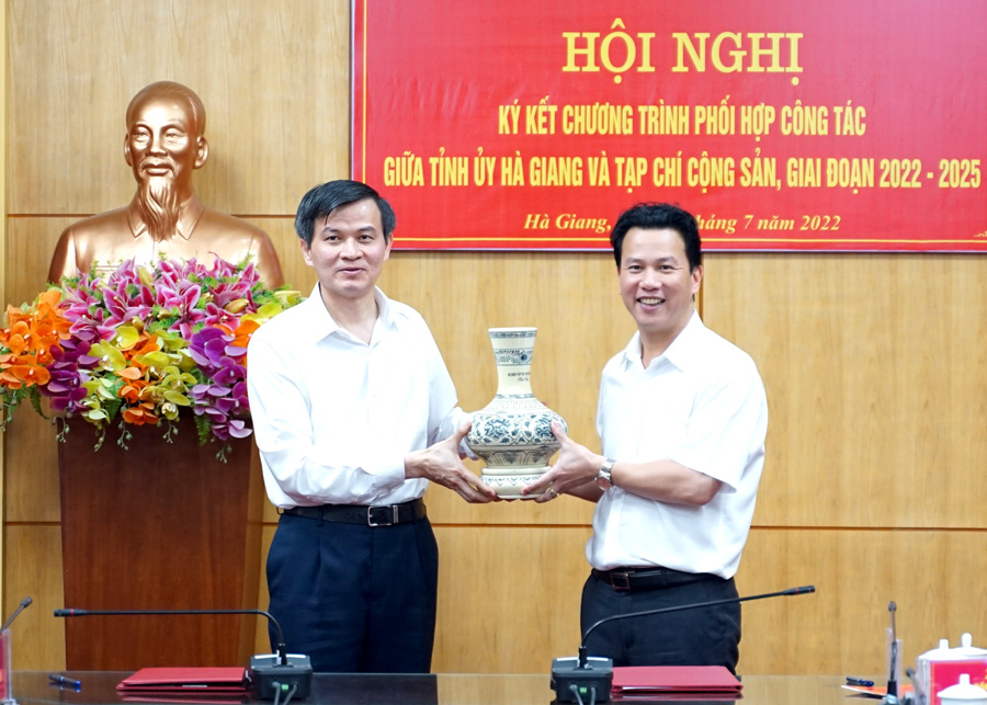 Tổng biên tập Tạp chí Cộng sản Đoàn Minh Huấn tặng quà Bí thư Tỉnh ủy Đặng Quốc Khánh tại hội nghị Ký kết phối hợp.
