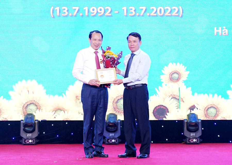 Phó chủ tịch Thường trực Hội Nhà báo Việt Nam Nguyễn Đức Lợi trao Kỷ niệm chương Vì sự nghiệp báo chí Việt Nam cho Phó Chủ tịch UBND tỉnh Trần Đức Quý.
