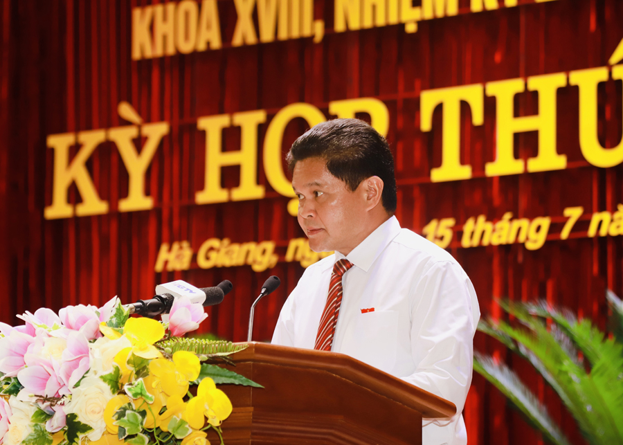 Chủ tịch MTTQ tỉnh Vàng Seo Cón báo cáo kết quả của Ban thường trực Ủy ban MTTQ tỉnh tham gia xây dựng chính quyền 6 tháng
