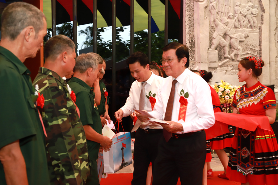 Nguyên Chủ tịch nước Trương Tấn Sang và Bí thư Tỉnh ủy Đặng Quốc Khánh tặng quà các CCB, thương binh, bệnh binh huyện Bắc Mê

