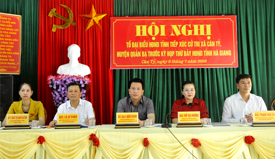 Bí thư Tỉnh uỷ Đặng Quốc Khánh và các đại biểu HĐND tỉnh tại buổi TXCT.