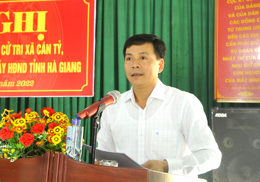 Chánh Văn phòng đoàn ĐBQH và HĐND tỉnh Phạm Văn Tú báo cáo kết quả các kỳ họp HĐND tỉnh.
