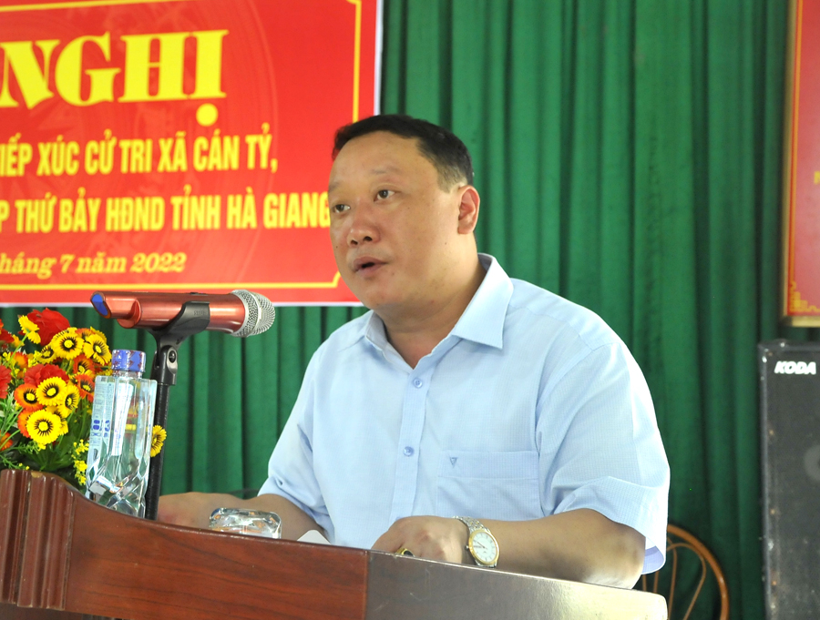 Chủ tịch UBND huyện Quản Bạ Hạng Dương Thành giải trình, làm rõ kiến nghị của cử tri.
