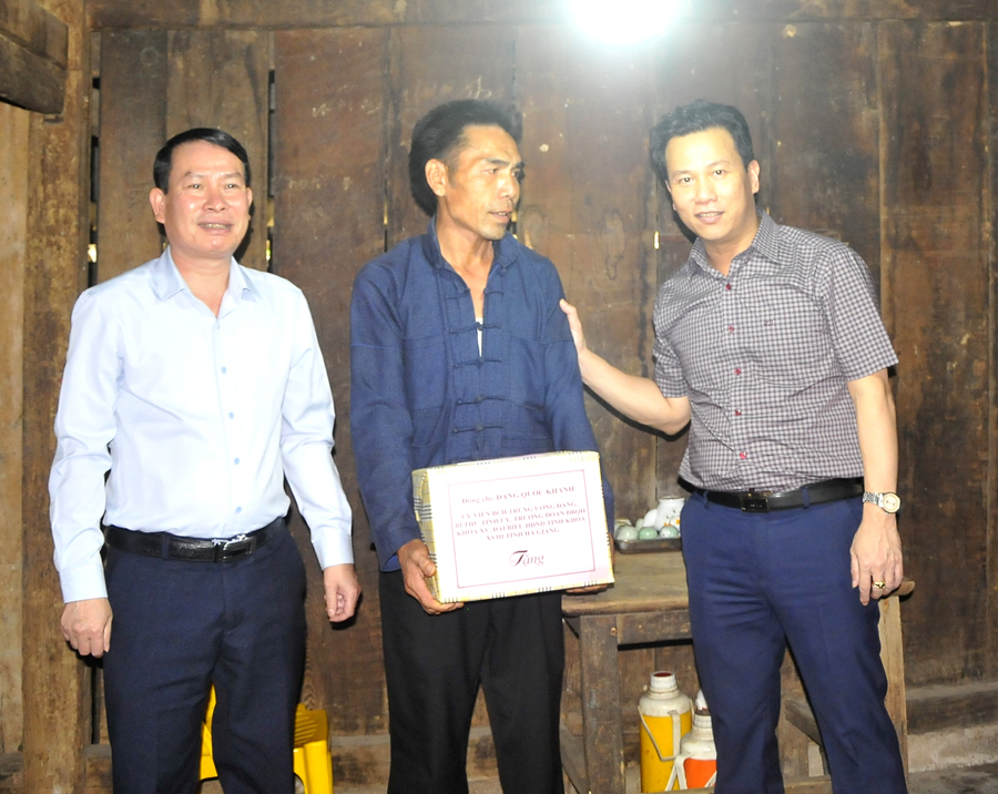 Bí thư Tỉnh uỷ Đặng Quốc Khánh tặng quà gia đình ông Sùng Chá Páo.
