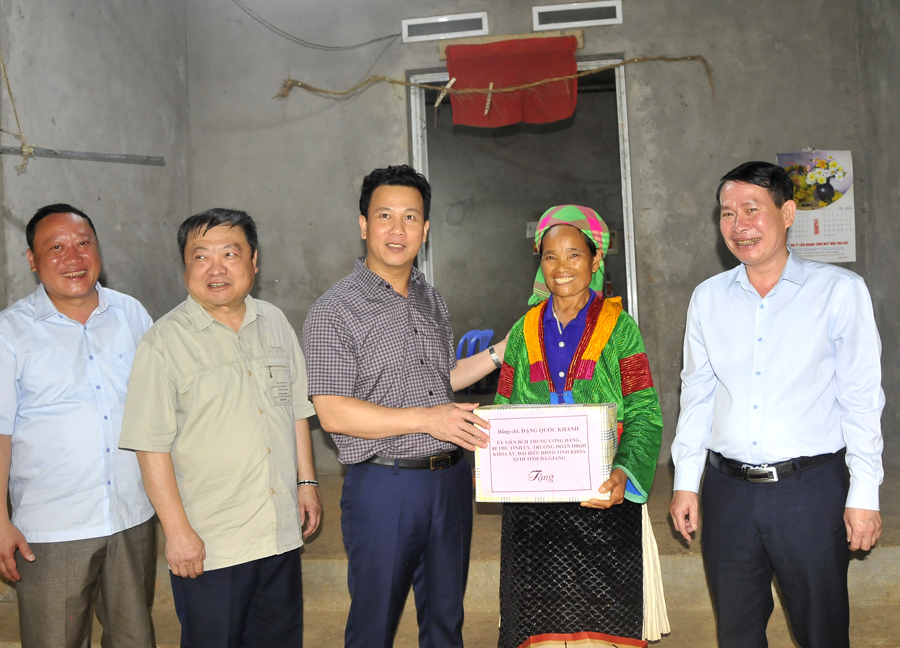 Bí thư Tỉnh uỷ Đặng Quốc Khánh tặng quà gia đình bà Thào Thị Mua.
