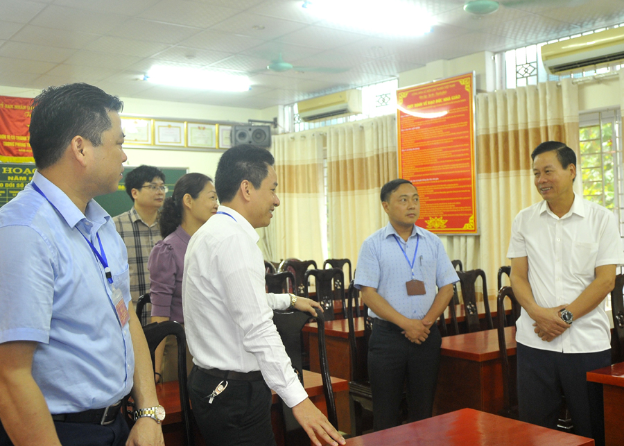 Chủ tịch UBND tỉnh Nguyễn Văn Sơn kiểm tra công tác phục vụ kỳ thi tại điểm thi Trường Phổ thông Dân tộc Nội trú tỉnh.
