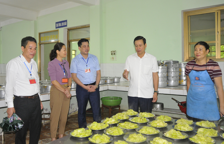Chủ tịch UBND tỉnh Nguyễn Văn Sơn kiểm tra công tác chuẩn bị khẩu phần ăn cho thí sinh tại điểm thi Trường Phổ thông Dân tộc Nội trú tỉnh.