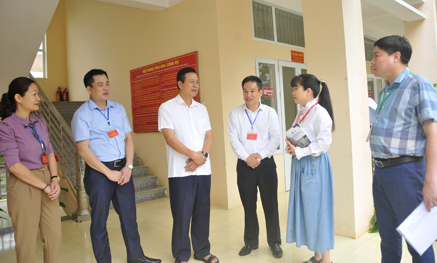 Chủ tịch UBND tỉnh Nguyễn Văn Sơn động viên cán bộ phục vụ kỳ thi tại điểm thi Trường Phổ thông Dân tộc Nội trú tỉnh.