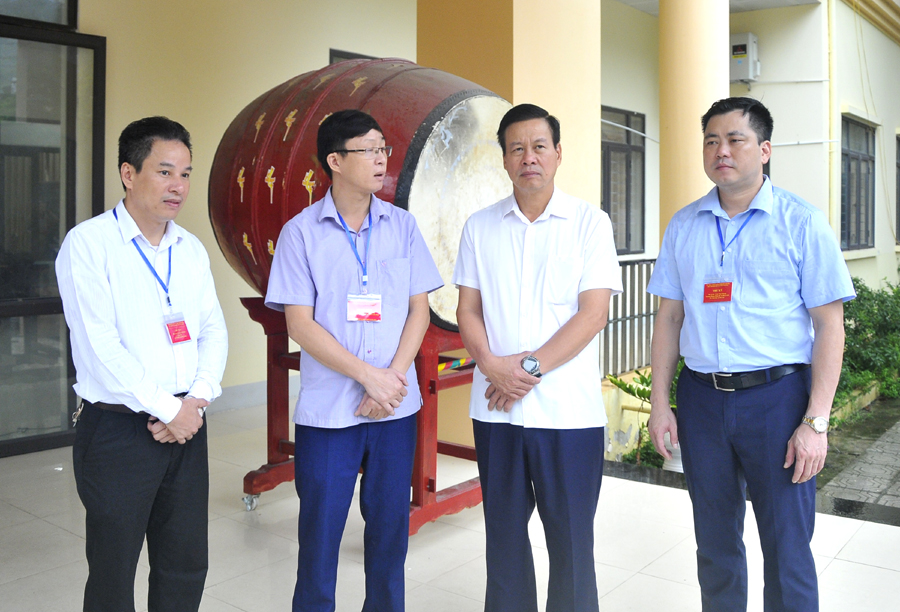 Chủ tịch UBND tỉnh Nguyễn Văn Sơn kiểm tra công tác thi tại điểm thi Trường THPT Lê Hồng Phong.