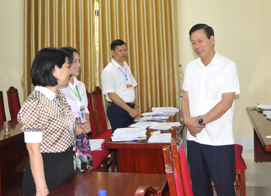 Chủ tịch UBND tỉnh Nguyễn Văn Sơn động viên cán bộ phục vụ kỳ thi tại điểm thi Trường THPT Lê Hồng Phong.
