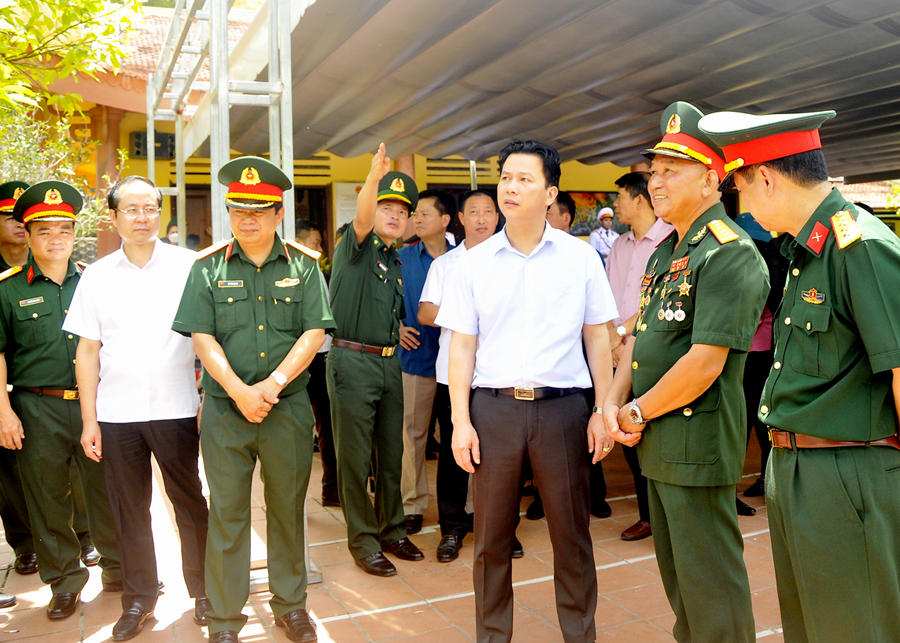 Bí thư Tỉnh ủy Đặng Quốc Khánh thăm hỏi, nghe chuyện kể của các cựu chiến binh đã tham gia chiến đấu tại mặt trận Vị Xuyên.
