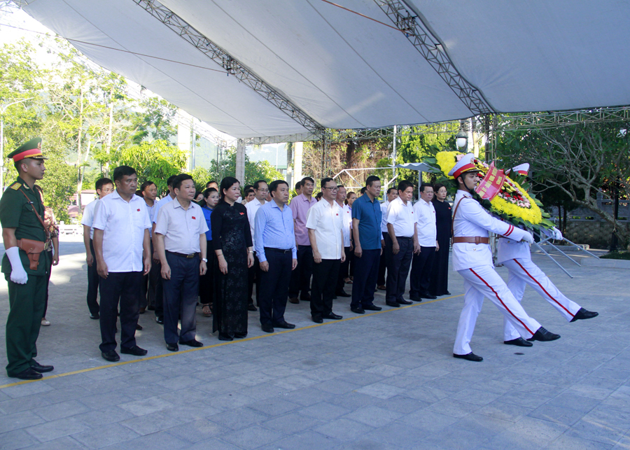 Các đại biểu viếng các Anh hùng liệt sỹ tại Nghĩa trang liệt sỹ Quốc gia Vị Xuyên.
