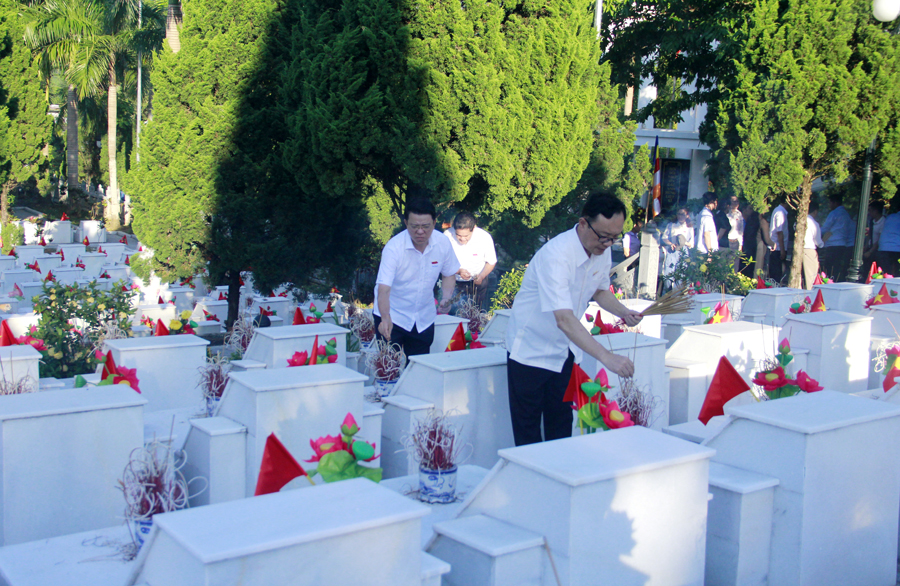 Các đồng chí lãnh đạo tỉnh thắp hương lên phần mộ các Anh hùng liệt sỹ tại Nghĩa trang liệt sỹ Quốc gia Vị Xuyên.
