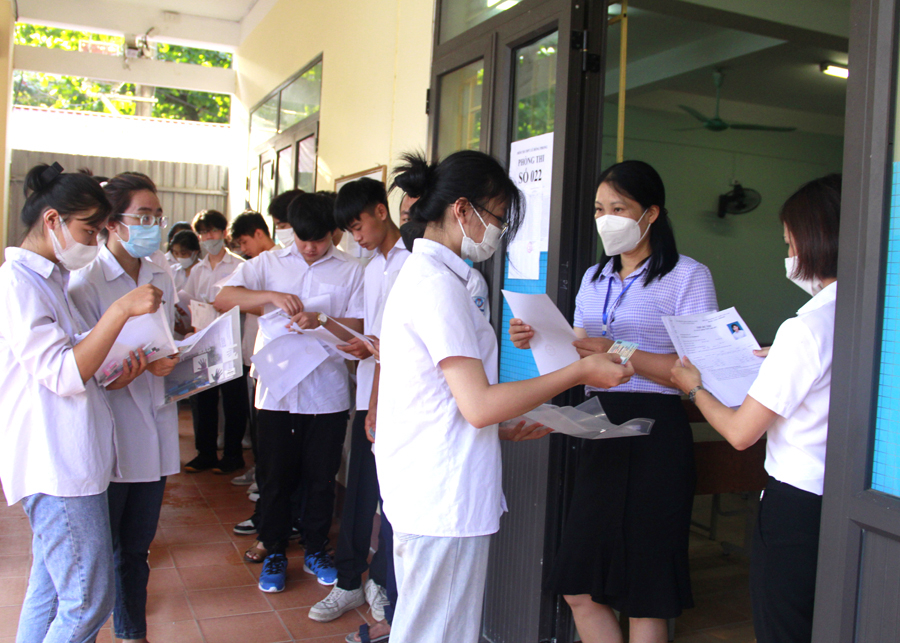 Các thí sinh Điểm thi Trường THPT Lê Hồng Phong (thành phố Hà Giang) làm thủ tục vào phòng thi.

