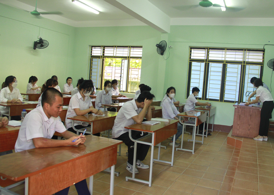 Thí sinh điểm thi Trường THPT Lê Hồng Phong trước giờ làm bài thi.
