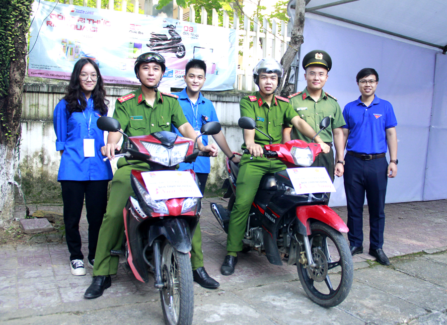 Đội xe ôm tình nguyện thành phố Hà Giang sẵn sàng hỗ trợ thí sinh.
