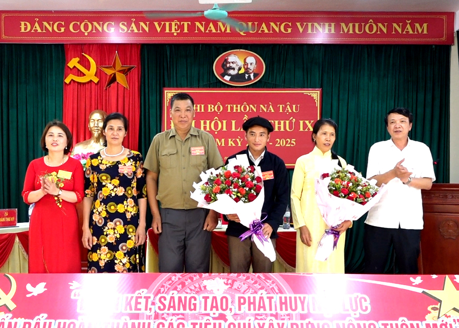 Thường trực Huyện ủy Yên Minh và Đảng ủy xã Hữu Vinh tặng hoa chúc mừng Chi ủy Chi bộ thôn Nà Tậu khoá mới