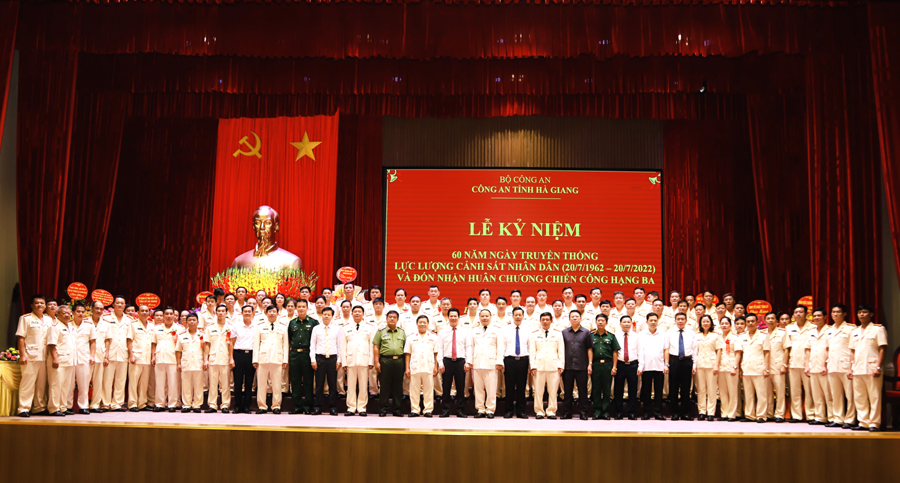 Các đồng chí lãnh đạo tỉnh chụp ảnh lưu niệm với Ban Giám đốc và lãnh đạo các đơn vị trực thuộc Công an tỉnh
