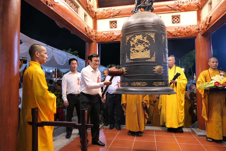 Nguyên Chủ tịch nước Trương Tấn Sang thỉnh chuông nguyện cầu anh linh các AHLS tại Lễ cầu siêu
