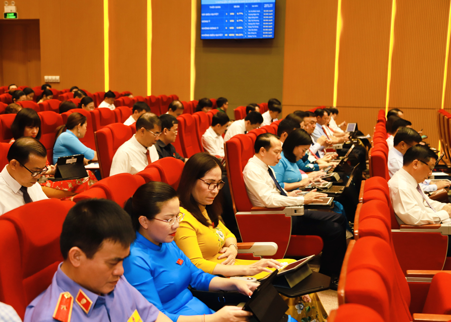 Các đại biểu biểu quyết bằng máy tính bảng thông qua các nghị quyết tại Kỳ họp

