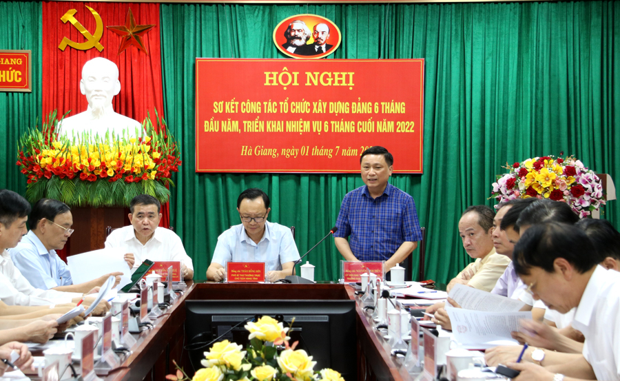 Đồng chí Nguyễn Minh Tiến, Ủy viên BTV, Trưởng Ban Tổ chức Tỉnh ủy phát biểu tại hội nghị
