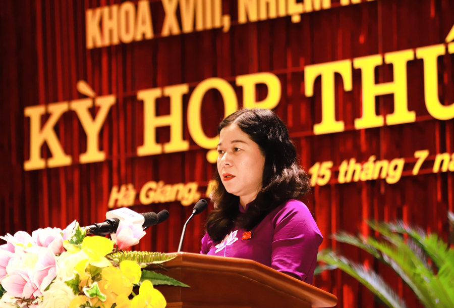 Phó Chủ tịch Thường trực HĐND tỉnh Chúng Thị Chiên điều hành phiên họp
