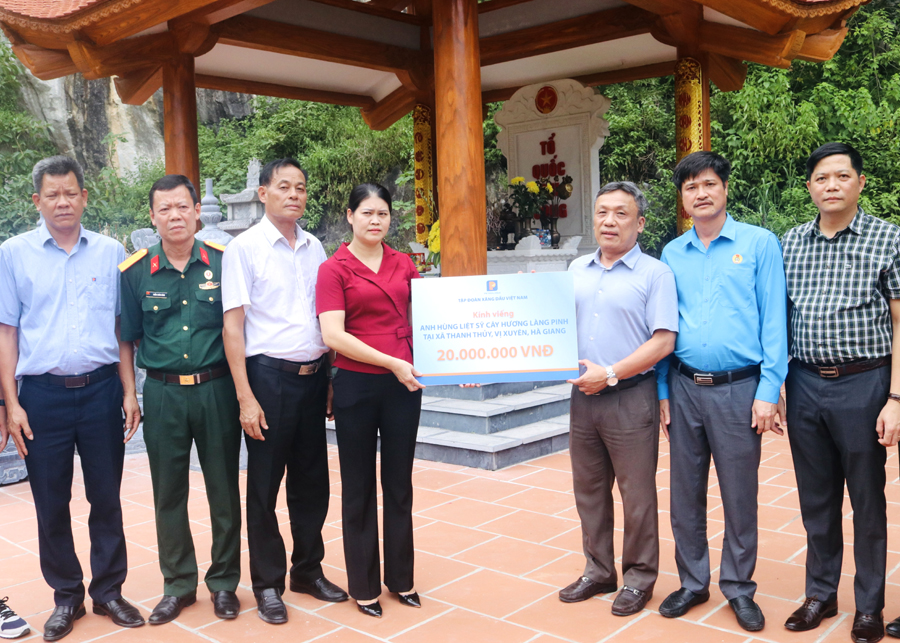 Đoàn công tác trao 20 triệu cho Ban quản lý Nhà tưởng niệm AHLS Làng Pinh
